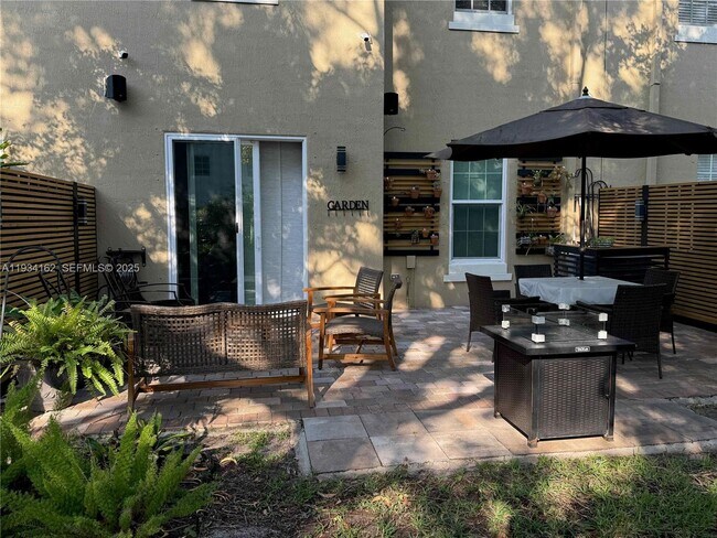 Building Photo - 6923 Julia Gardens Dr