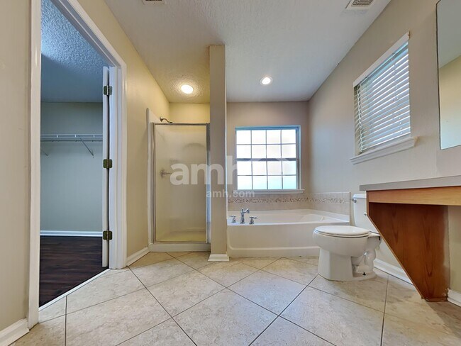 Building Photo - 11673 Brian Lakes Dr