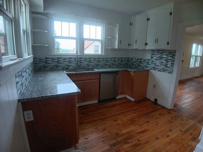 Building Photo - Radford, 3BR / 1BA, Available 8/14