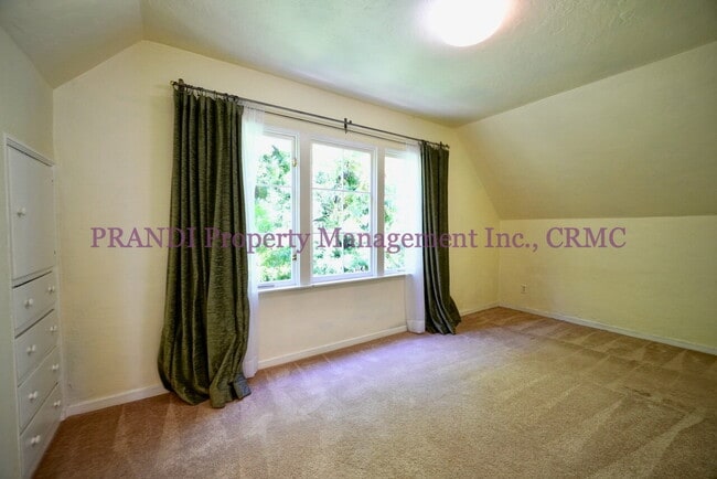 Building Photo - Tudor Gem in Prime Location by Memorial Park