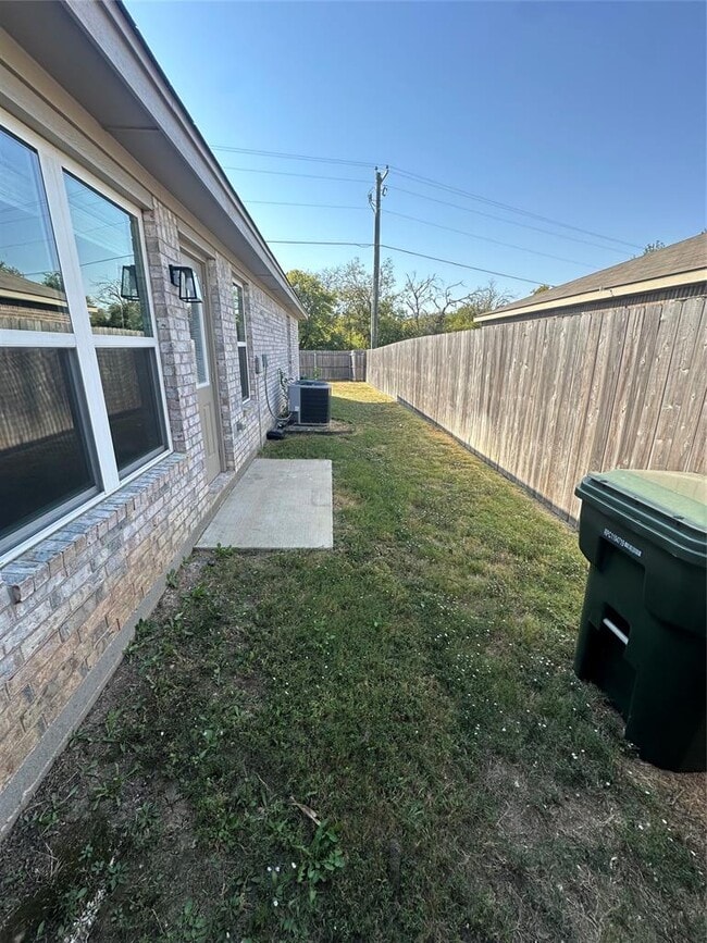 Building Photo - 3102 B Stonewall Dr