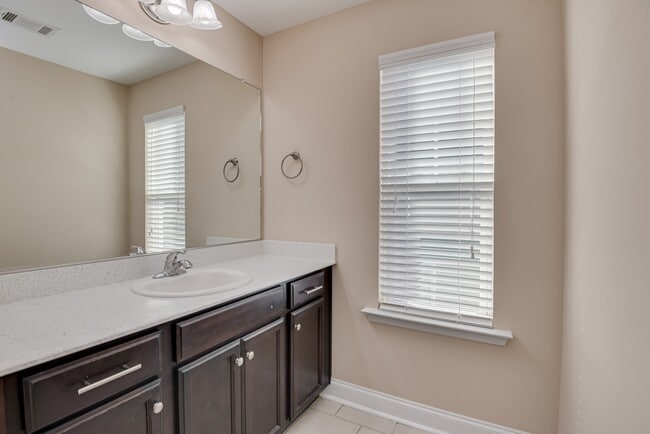 Building Photo - 926 Linsmore Ave