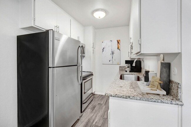 Building Photo - Gilmore  Apartments Van Nuys