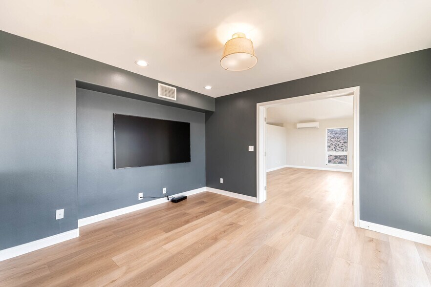 Building Photo - 1112 Mesa Dr
