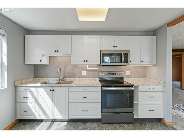 Building Photo - 5324 SE Flavel St
