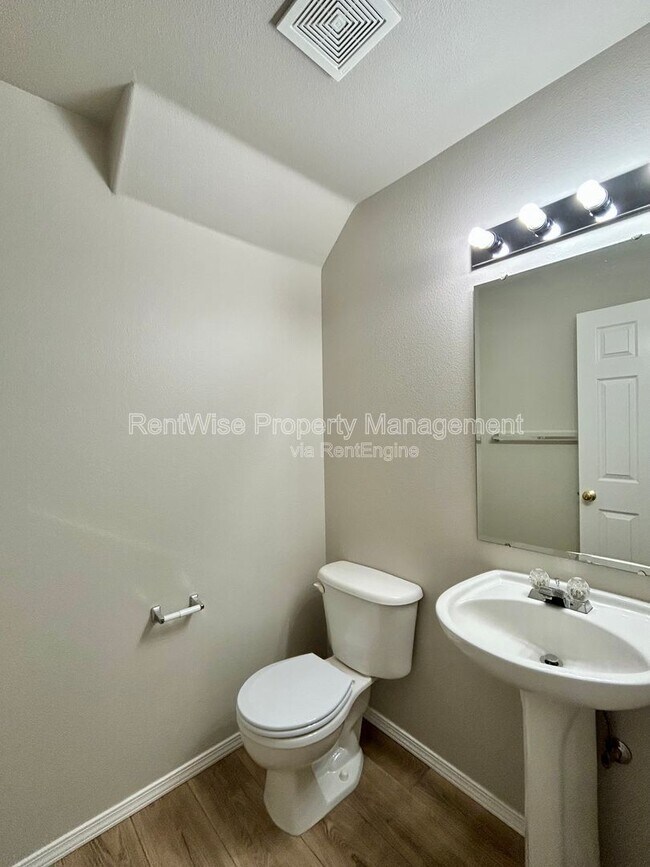 Building Photo - 668 N Quarter Moon Ave