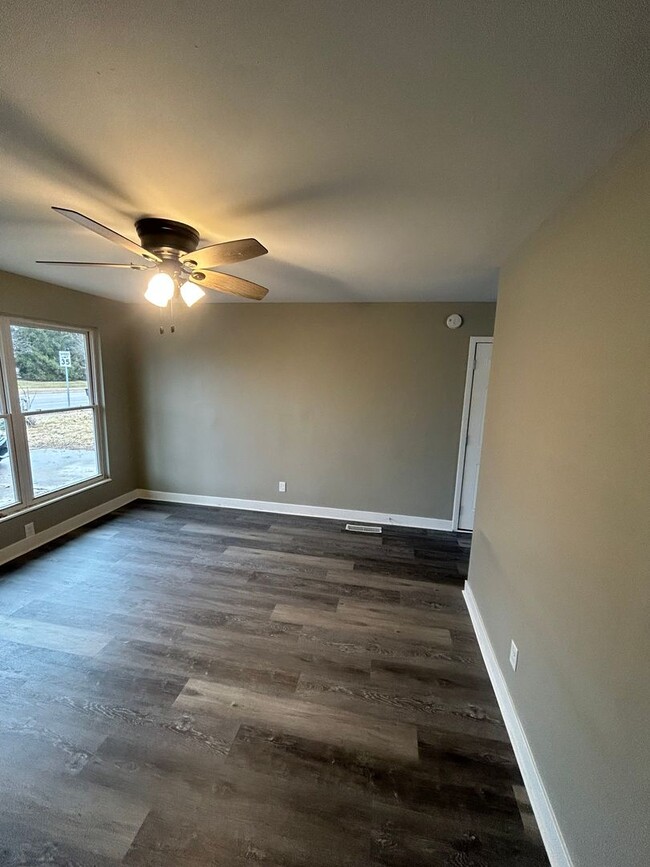 Building Photo - Recently renovated 3 bedroom home on the S...