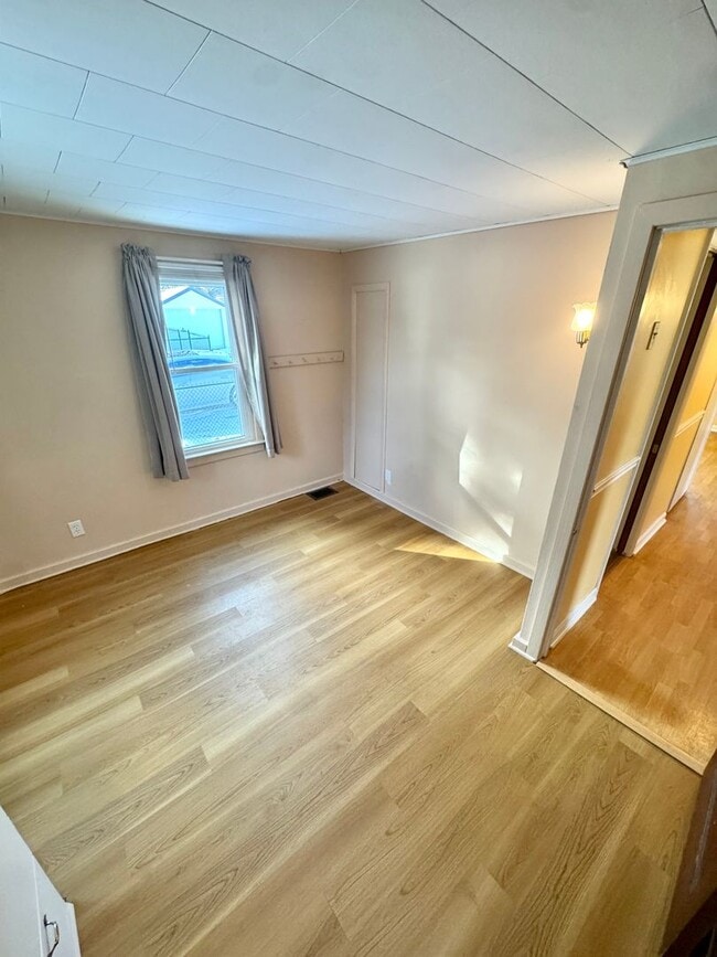 Building Photo - TWO BEDROOM HOME IN PARKLAND SCHOOLS