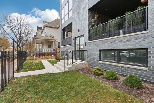 Building Photo - 4119 N Ashland Ave