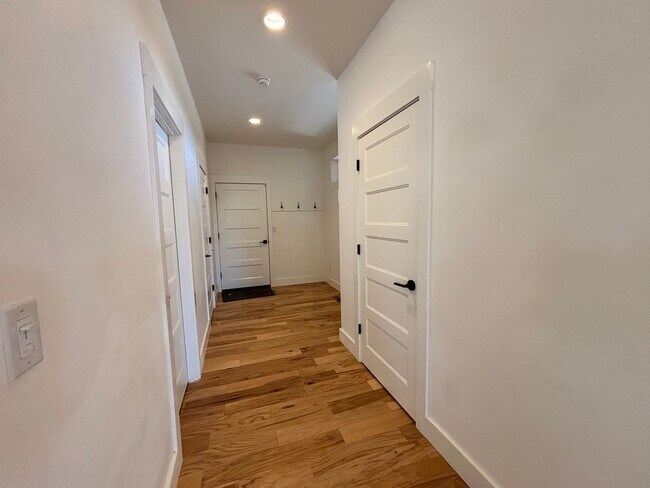 Building Photo - Stunning 4 Bed/3.5 Bath on 4.39 Acre Lot-7...