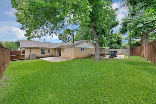 Building Photo - 1103 Wildwood Dr