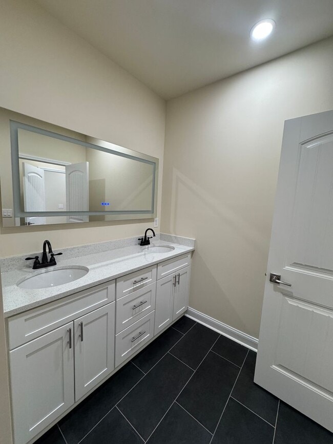 Building Photo - New 3 bed, 3.5 bath home across the Street from Meharry.  Modern upgraded kitchen and bathrooms. ...