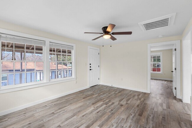 Building Photo - 407 Sarah St