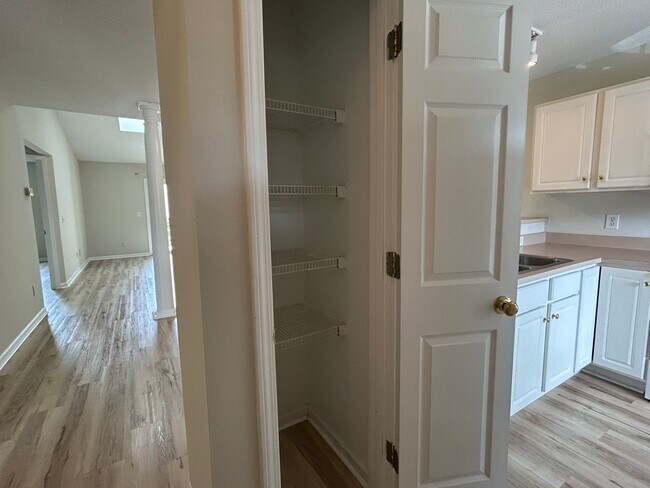 Building Photo - 2BR Condo in Holton Place – Pool, Porch, a...