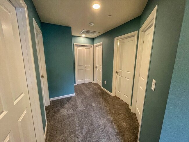 Building Photo - 3 Bed 2.5 Bath 2 Car Garage 1493sf Low maintenance yards. Prime Location.