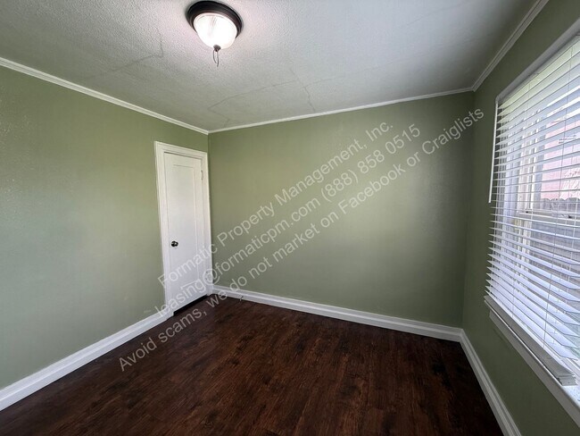 Building Photo - 1478 N Crescent Ave