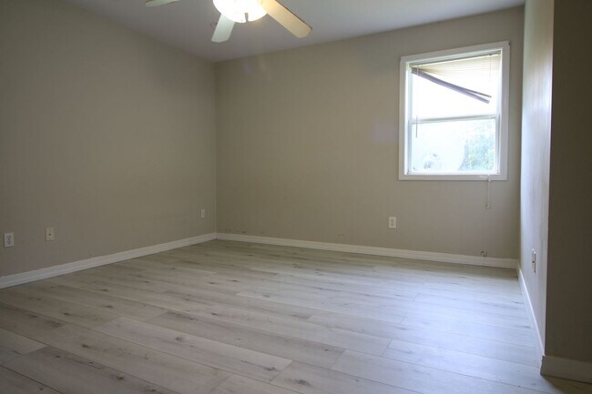 Building Photo - 642 Scoggins Rd