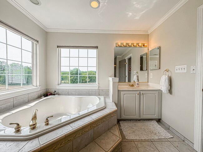 Building Photo - Fantastic 4 Bed 2.5 Bath Single Family Hom...