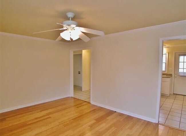Building Photo - Charming 3 Bedroom home