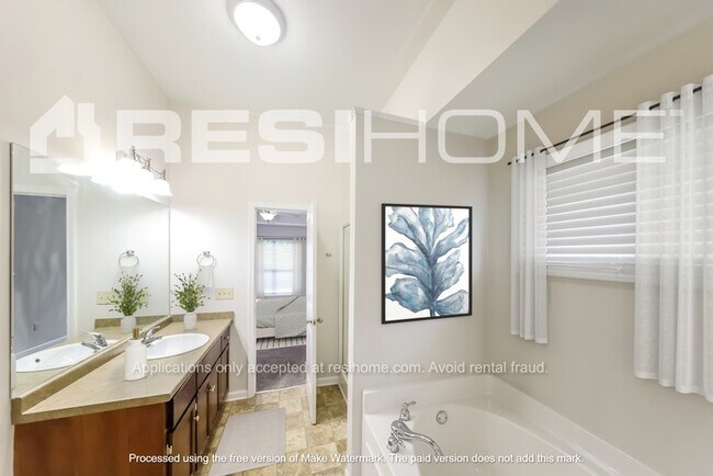 Building Photo - 5205 Meadow Lake Cir