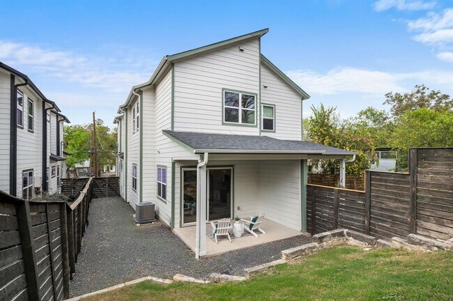 Building Photo - 1301 Cometa St