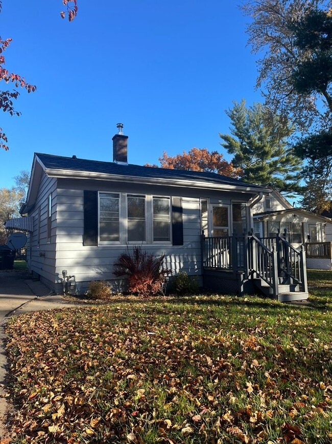 2 bed 1 bath single family home 537 21st Ave Rock Island IL 61201