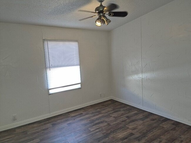 Building Photo - 209 S Ave B