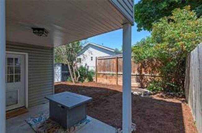 Building Photo - Centrally Located - 3 Bed 2 Bath