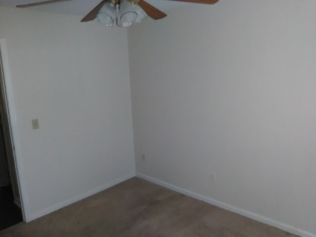 Building Photo - 355 W Oak Ave