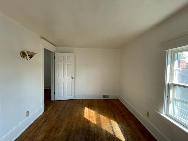 Building Photo - 1343 E Bowman St