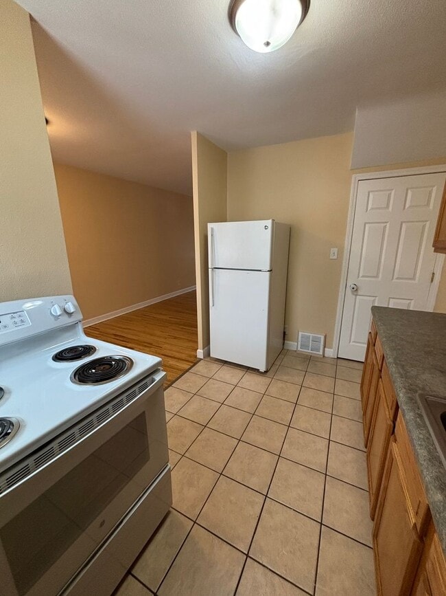 Building Photo - 2 Bedroom 1 Bathroom Townhouse for Rent!