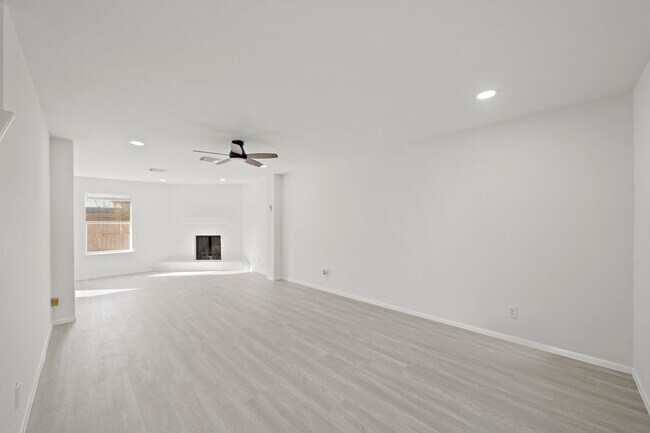 Building Photo - 7949 Ellinger Ln