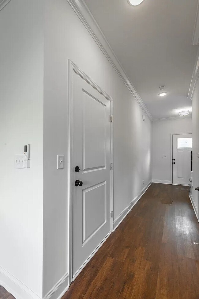 Building Photo - 5562 Stream Ln