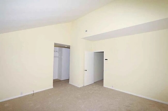 Building Photo - Spacious 2 Bedroom 2-1/2 Bathroom Townhome...