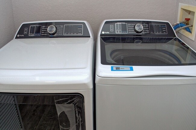 Building Photo - Gorgeous - Completely updated 2 bed 2 bath condo in gated community of Mosaic at Millenia!