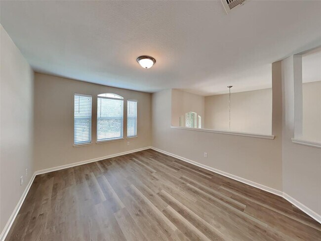 Building Photo - 501 Falcon Lake Dr