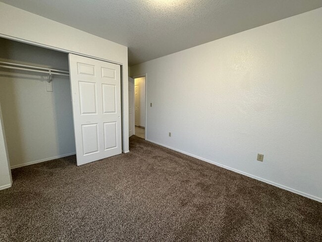 Building Photo - 3BR Duplex with gated yard and Garage