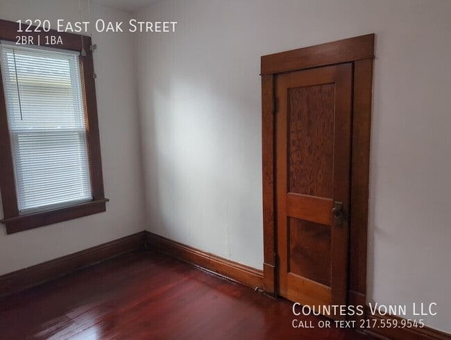 Building Photo - 1220 E Oak St