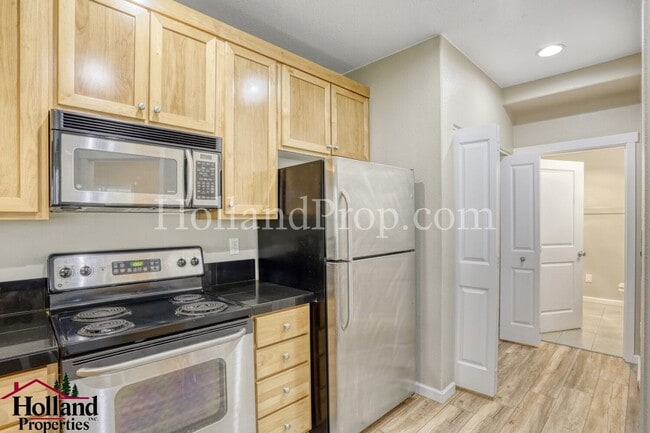 Building Photo - Elegant One-Bedroom Condo with Natural Light & Prime Location