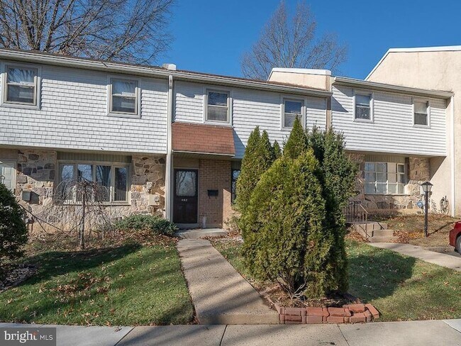 Building Photo - 403 Woodside Cir