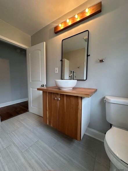 Building Photo - 376 Croydon Ave