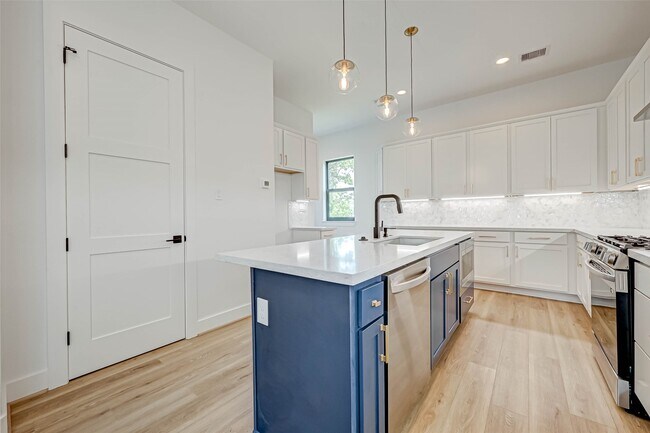 Building Photo - 3503 Anita St