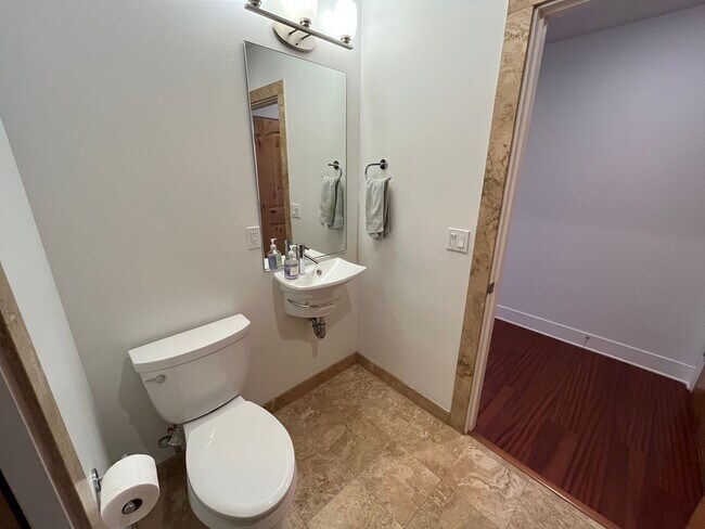 Building Photo - 2 Bed + 2 Bath Condo in the Belmont District Portland ~ Secured Garage Parking, Washer & Dryer in...