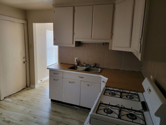 Building Photo - 1205 NW Taft Ave