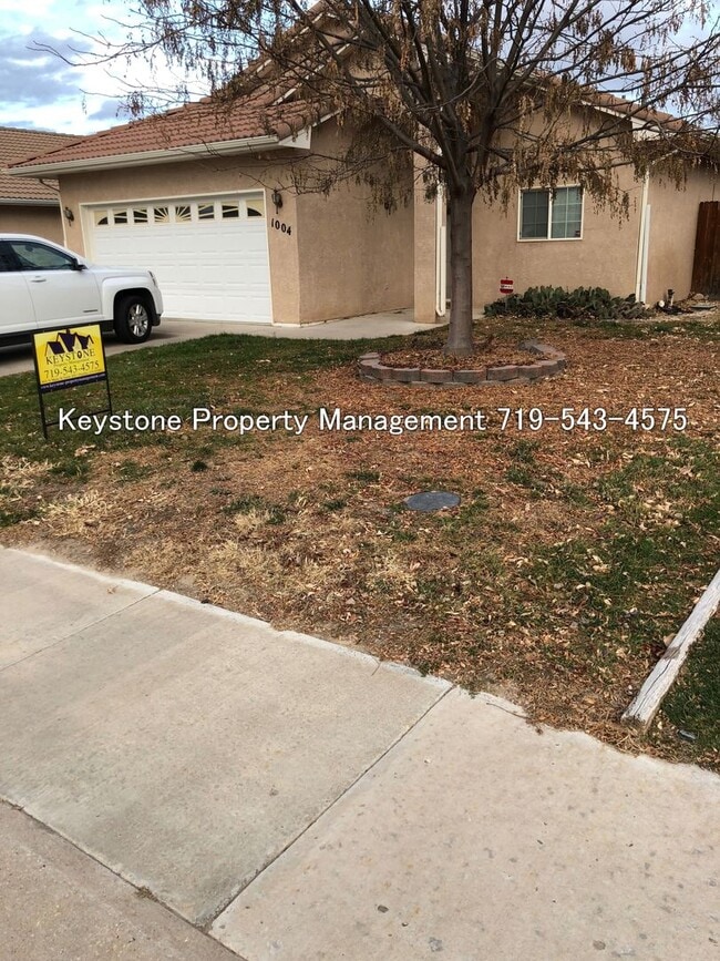 Building Photo - South side Domega Home 3 Bedroom/2 Bath/2 Car Garage $1850/$1850