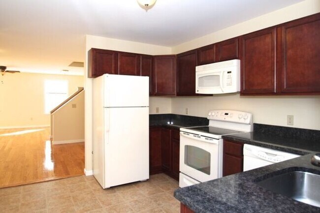 Building Photo - 204 River View Ln