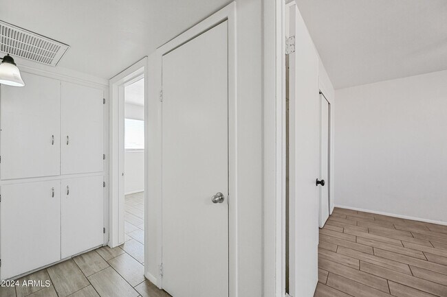 Building Photo - 903 N 22nd Pl