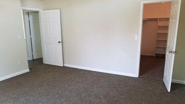 Building Photo - Tracy Gorgeous Renovated 4 Bedroom 2.5 Bat...