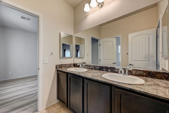 Building Photo - Adorable three bedroom in incredible SW location! Solar panels!
