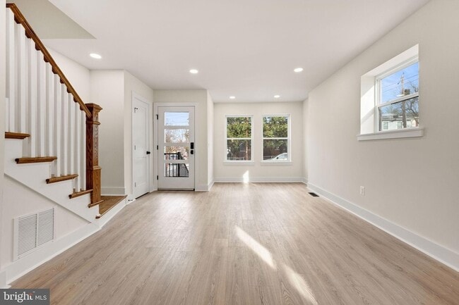 Building Photo - 113 Clifford Ave